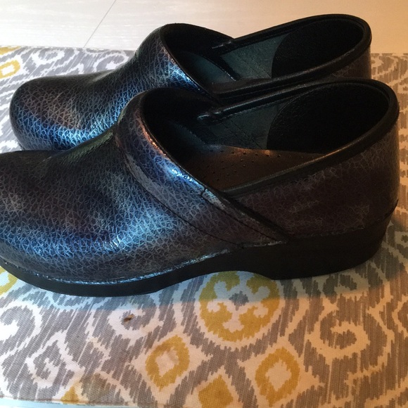 dansko blue tile